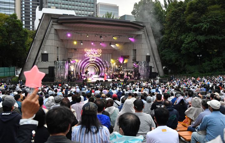 「ロックの聖地」「フォークの殿堂」として親しまれてきた東京都千代田区の日比谷公園大音楽堂（野音）で28日、老朽化に伴う建て替え工事前の最後のコンサートが開かれました。10月から使用が休止され、しばしの別れとなります。2029年ごろの再開を目指すとしています。