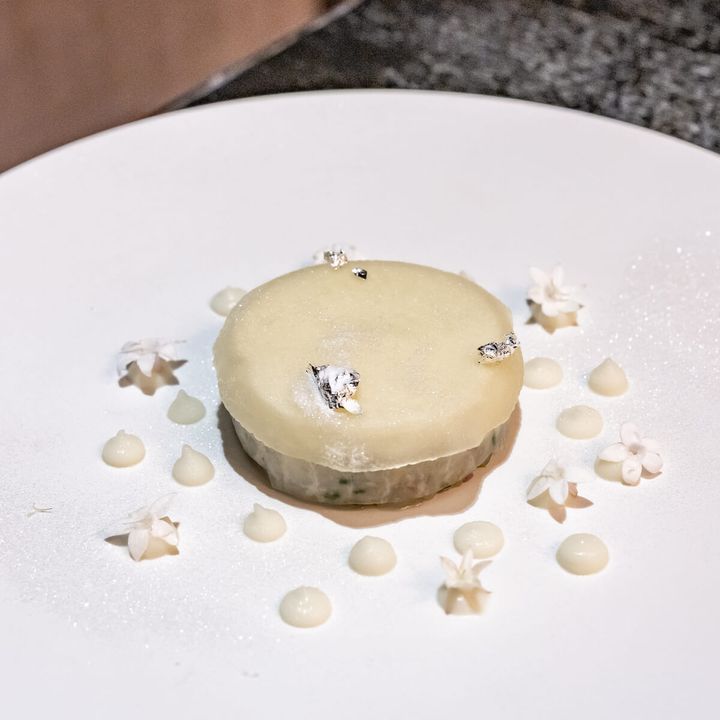 オードブル「車海老のタルタル カリフラワーのブラマンジェ トマトウォーターアクセント」2