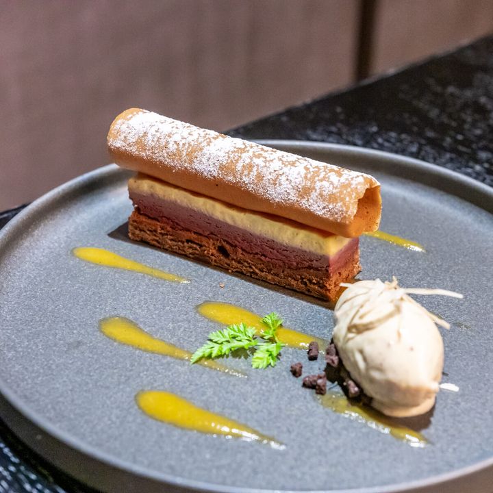 デセール「カシスと牛蒡のムース アプリコットソース添え」2