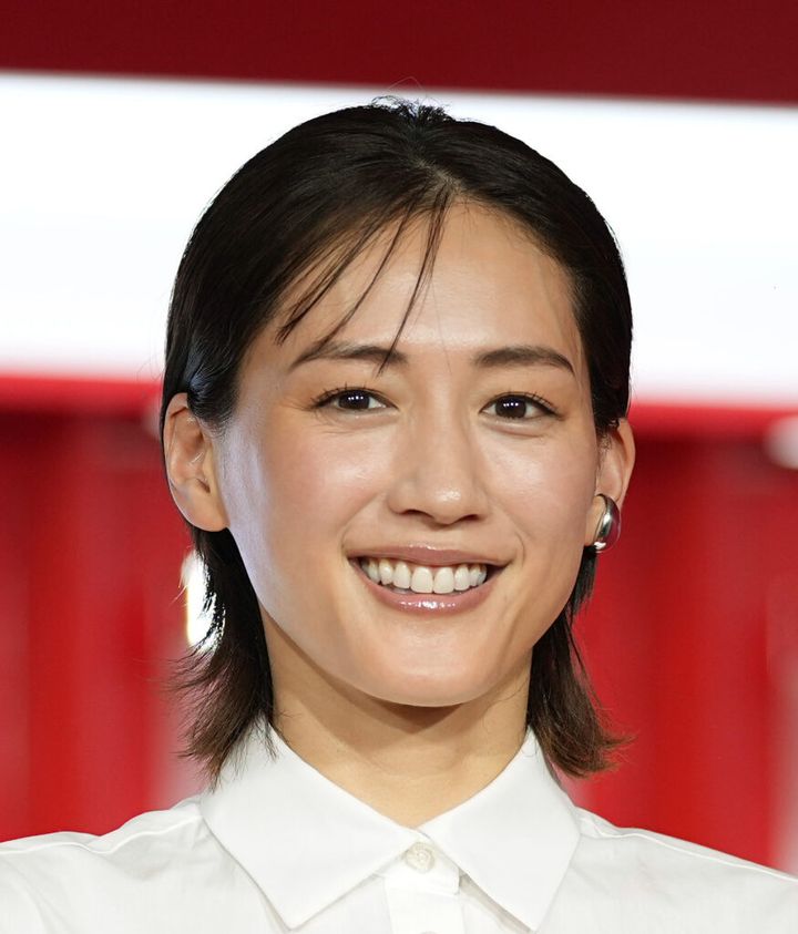 女優、綾瀬はるかさん（40）とお笑いコンビ、千鳥の大悟さん（45）が来年公開の映画「箱の中の羊」にダブル主演することが28日、分かりました。