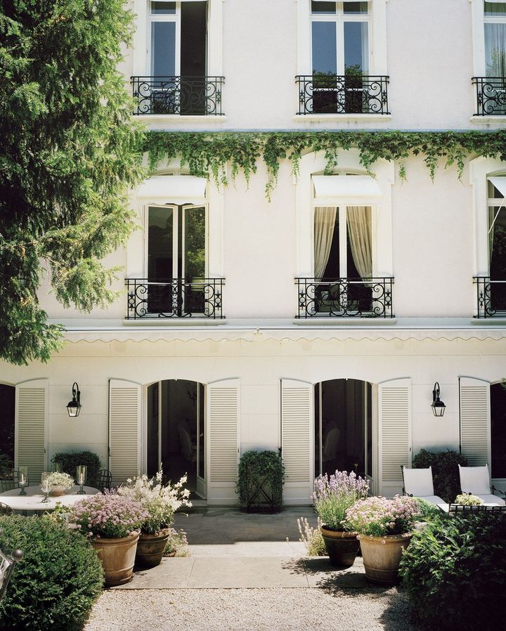 家は2つのフロアにまたがり、造園家のマディソン・コックスが設計した庭を見下ろしている。アパルトマン自体、もとは教会の一部で、60～70年ほど前に分離されたものと考えられている。