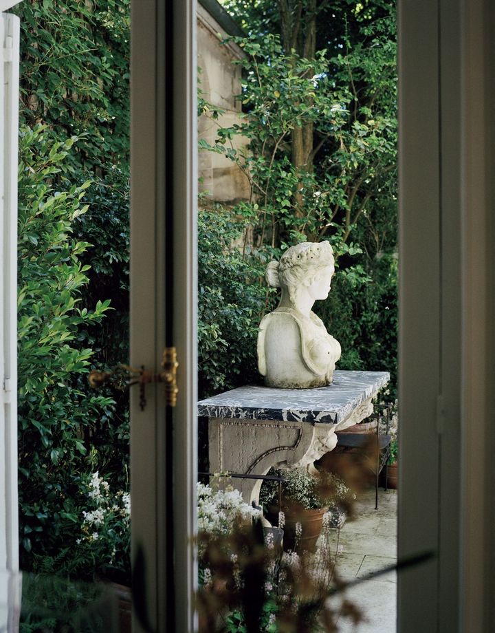 室内から庭を望む。