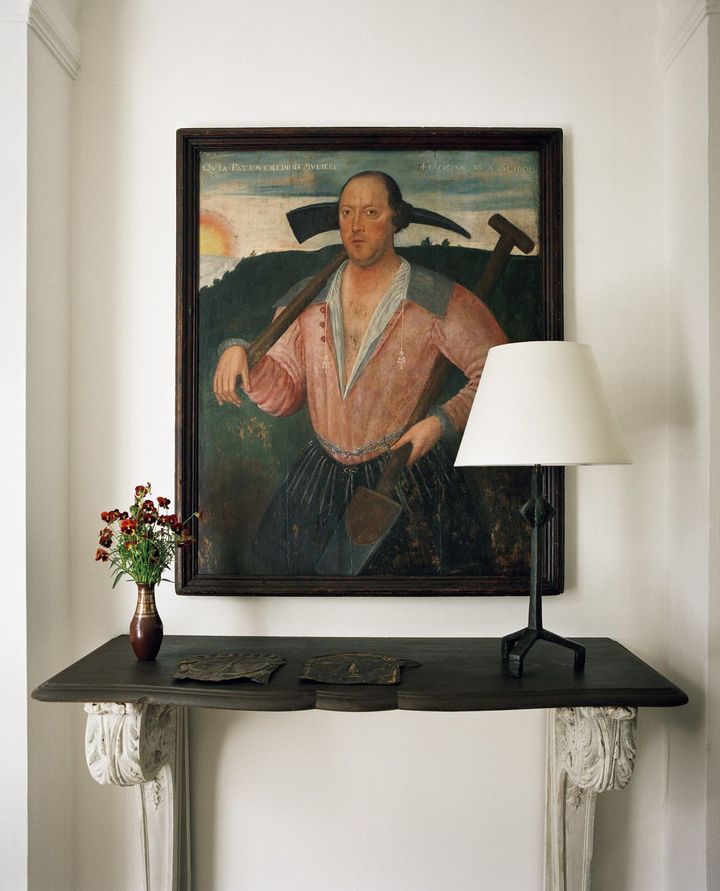 リビングルームのデスクに置かれた小さな風景画は、アンドレ・ドラン作の絵画《クレタ島》（1930年頃）。