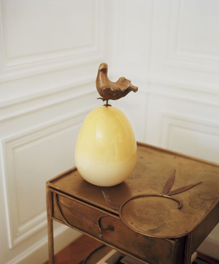 現代アーティストのウルス・フィッシャー作のランプ。