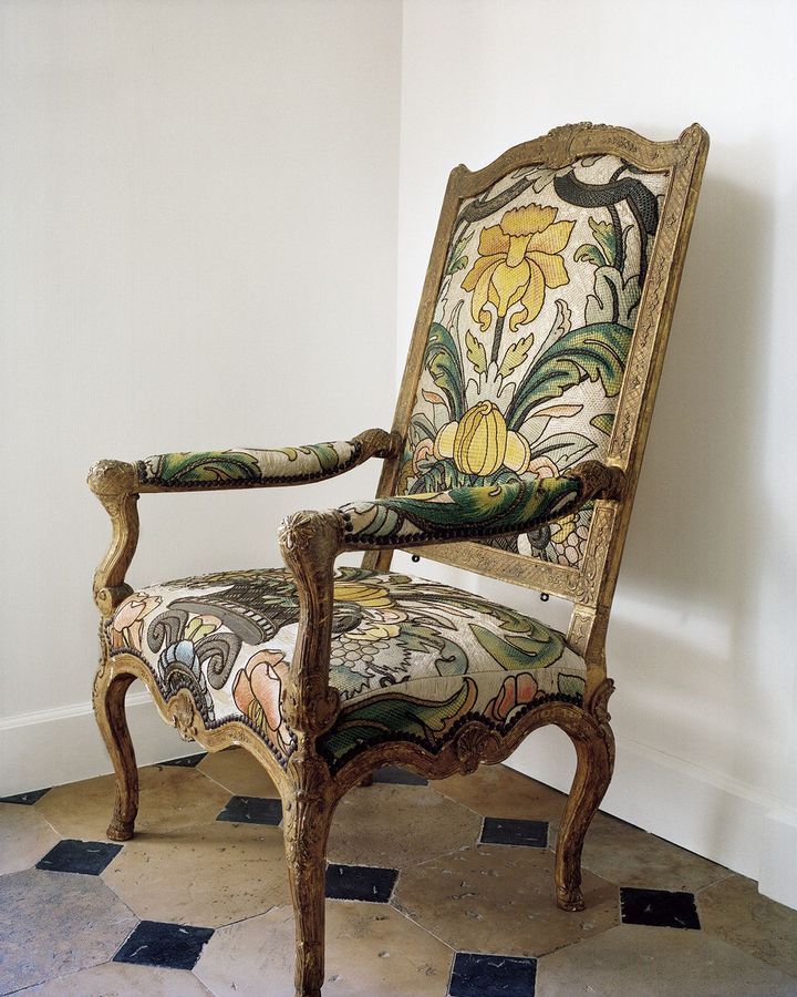 入り口の通路に置かれた、ルイ15世様式の椅子。張られている生地は、シルクに刺繍を施している。