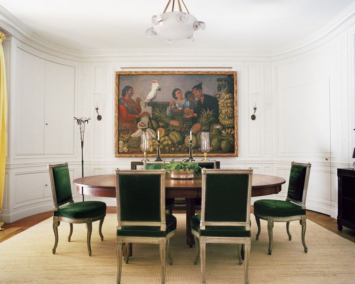 6人がけのダイニングルーム。トリーとインテリアデザインを担当したダニエル・ロムアルデスは、ダイニングルームの壁に、カーブを描く装飾板を追加した。奥の壁にかかっている絵は、アンドリース・ベークマン（1628 - 1664年）作の《バタヴィアの市場》。
