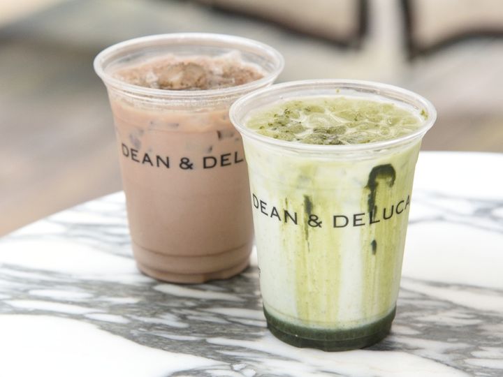 左：「ほうじ茶チョコレートラテ」Mサイズ 648円、右：「抹茶メープルシュガーラテ」Mサイズ 648円