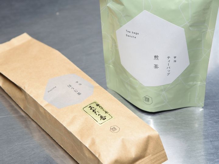 左：「ほうじ茶 あがたの香」200g 1296円、右：「煎茶ティーバッグ」918円