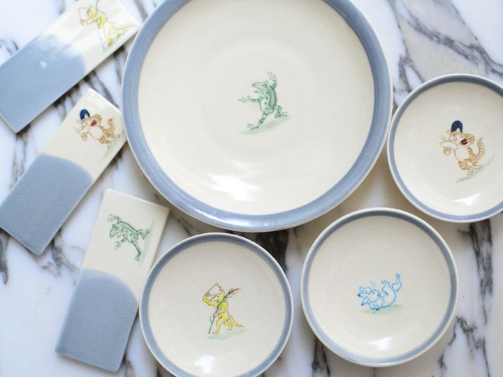 左：「箸置き」各1650円、真ん中：「平皿 5寸」4950円、右：「平皿 3寸」各3080円