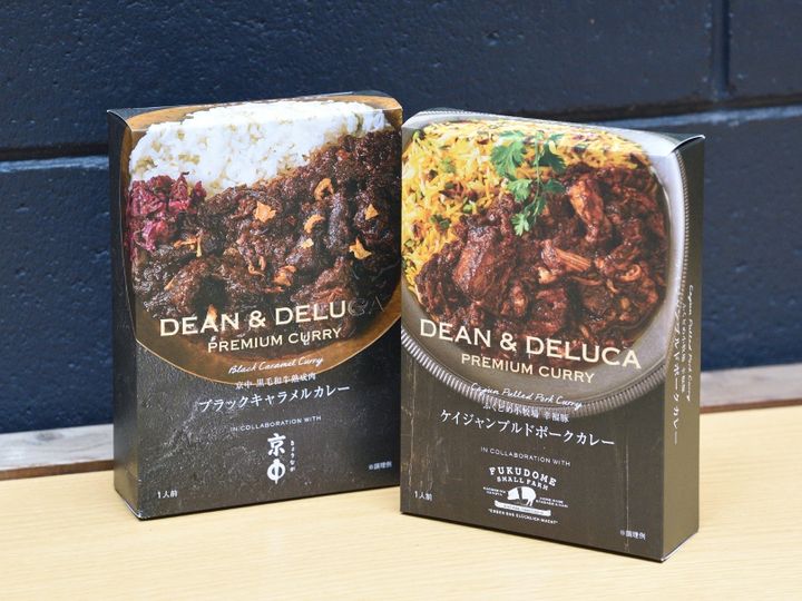 左：「京中黒毛和牛熟成肉 ブラックキャラメルカレー」1728円、右：「ふくどめ小牧場幸福豚 ケイジャンプルドポークカレー」1728円
