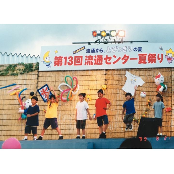 静岡のダンススタジオに通っていた幼少期。「左端の子は今、僕と同じ事務所にいます。グレーTシャツの子もミュージカル『アニー』に出ていました」