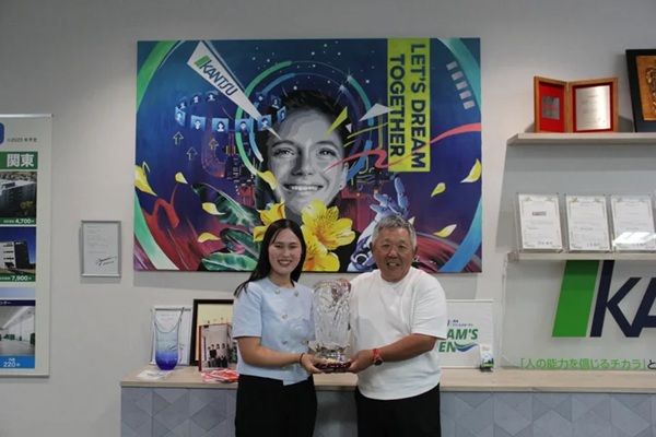 関通がスポンサーを務めるプロゴルファー皆吉愛寿香選手がプロ3年目で初タイトル獲得