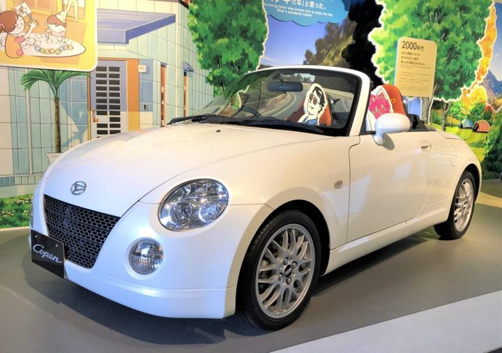 2002年に発売された初代「コペン」。ふっくらと丸みのあるボディーが魅力だった