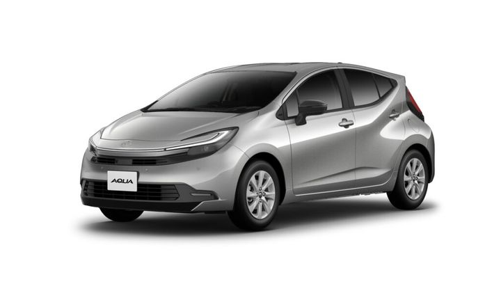 トヨタ自動車は1日、小型ハイブリッド車（HV）「アクア」を一部改良して発売したと発表しました。車の顔に当たる「フロントマスク」の外観を一新したほか、発光ダイオード（LED）のライトの配置にサメの頭部をイメージした「ハンマーヘッド」を採用し、先進的なデザインを目指したとしています。