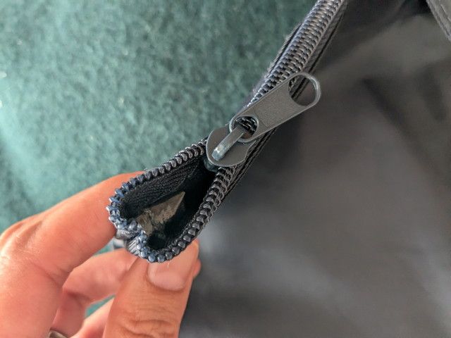 PLSTトートバッグの内ポケットとブランドタグ