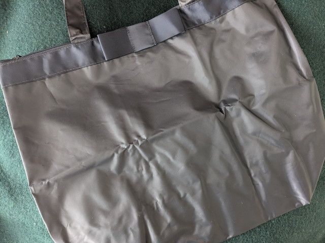 黒のリボンデザインが付いたPLSTトートバッグの正面