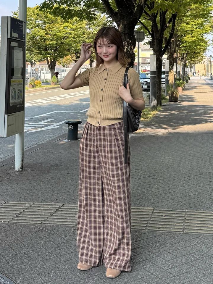 ベージュのリブポロカーディガンに、チェックの組み合わせが◎ 出典：WEAR