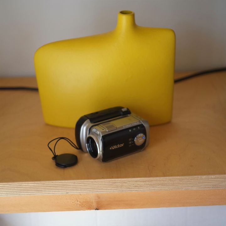〈victor〉の2005年製ビデオカメラ