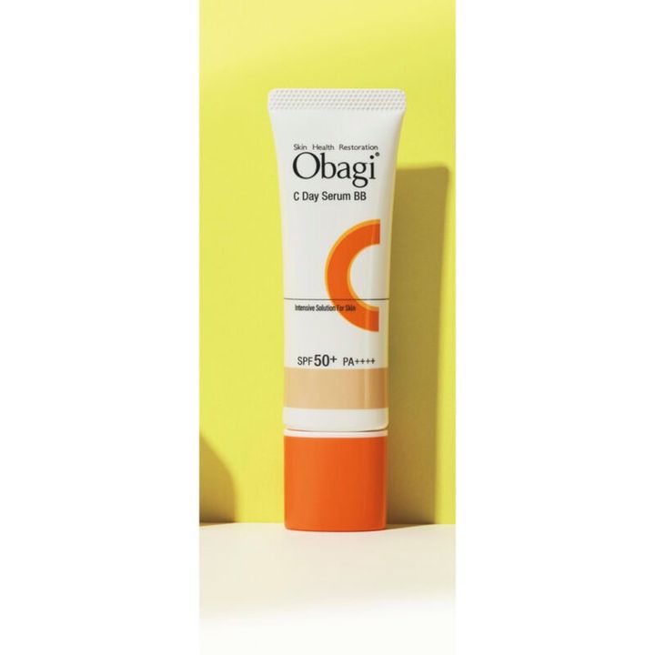 紫外線を浴びるとビタミンCが溶け出すカプセルを内包。さらに紫外線を受けて血色のいい明るい肌に見せるパウダーも配合。オバジC デイセラムBB SPF50･PA++++ 全2色 各30g 3300円（ロート製薬）