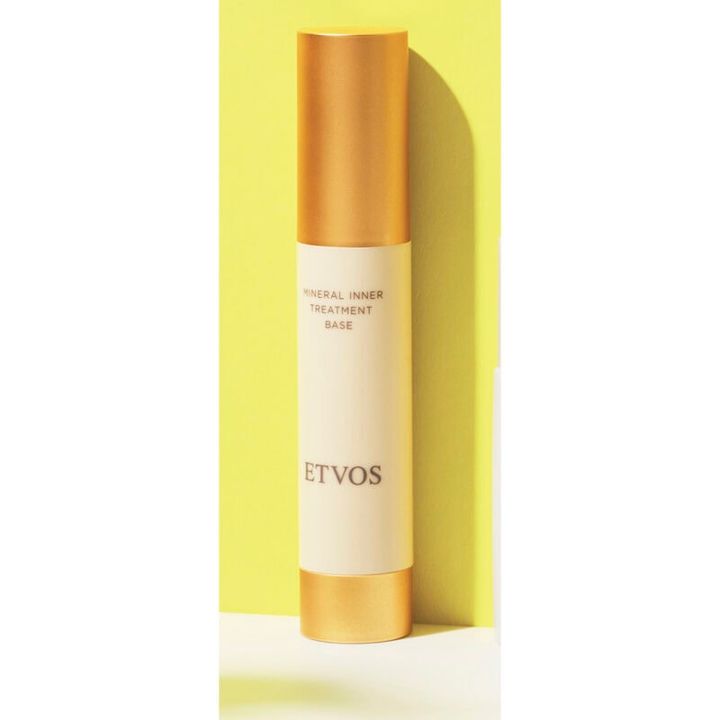 偏光パープルとシルバーのパールのきらめきで、上品なツヤと透明感。ミネラルインナートリートメントベース ピンクベージュ SPF31･PA+++ 25mL 4950円（エトヴォス）