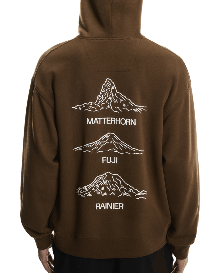 今回の限定コレクションを作るにあたり、On、BEAMS、REIは、それぞれのインラインで代表的アイテムをセレクト。各ブランドの発祥地の名峰へのオマージュとして、アルプスのマッターホルン、日本の富士山、そしてREIの本拠地であるワシントン州のマウントレーニアのグラフィックがあしらわれている。