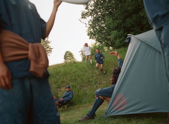 On×BEAMS×REI Co-op コレクションは、シューズやジャケットからテントやキャンプ用品*まで網羅しており、テクニカルウェアとデイリースタイルの境界にとらわれないトータルルックを提案。異例のトリプルコラボレーションは、毎日のスタイルとアウトドアの冒険をシームレスに行き来できるデザインとなっている。