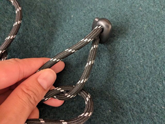 ロープショルダーストラップとコードロックのアップ