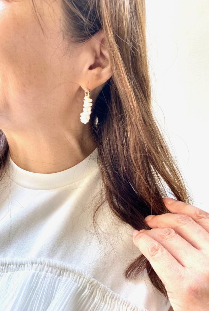 縦に連なったパールのピアス