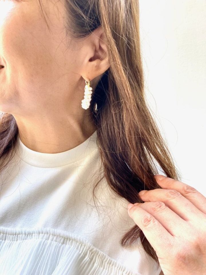 縦に連なったパールのピアス
