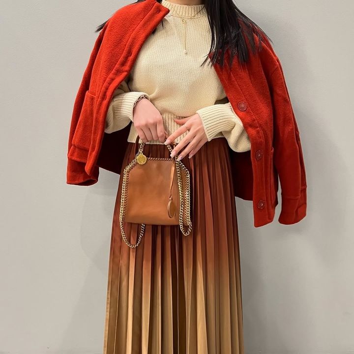 ニットをメインにした秋冬コーデの女性