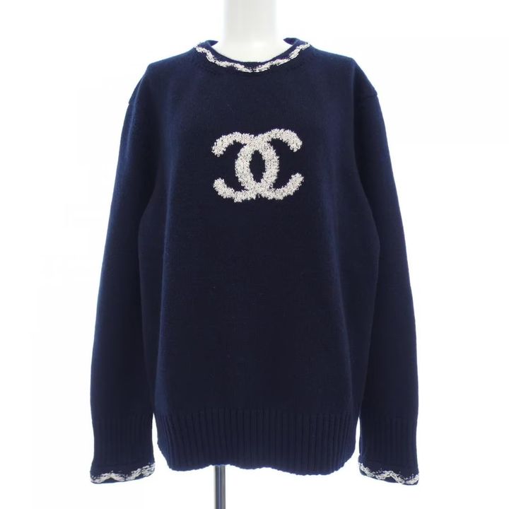 シャネルのネイビーのロゴニット