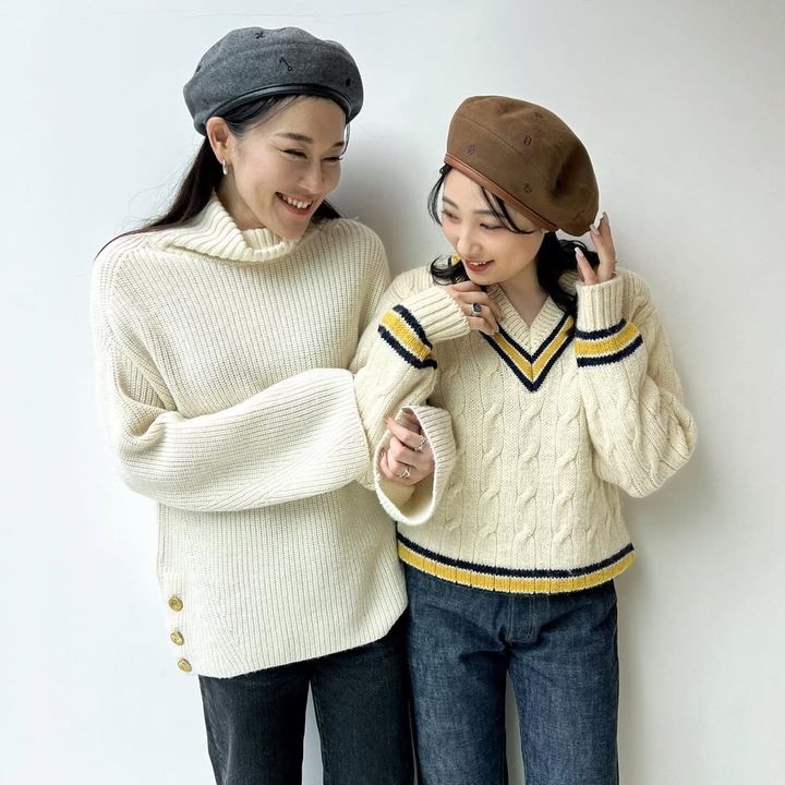 ニットコーデの女性2人