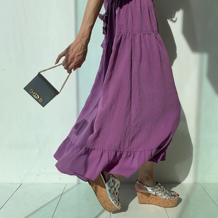 グッチのカードケースを持ってお出かけする女性