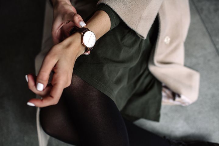 腕時計を着用し調整する女性