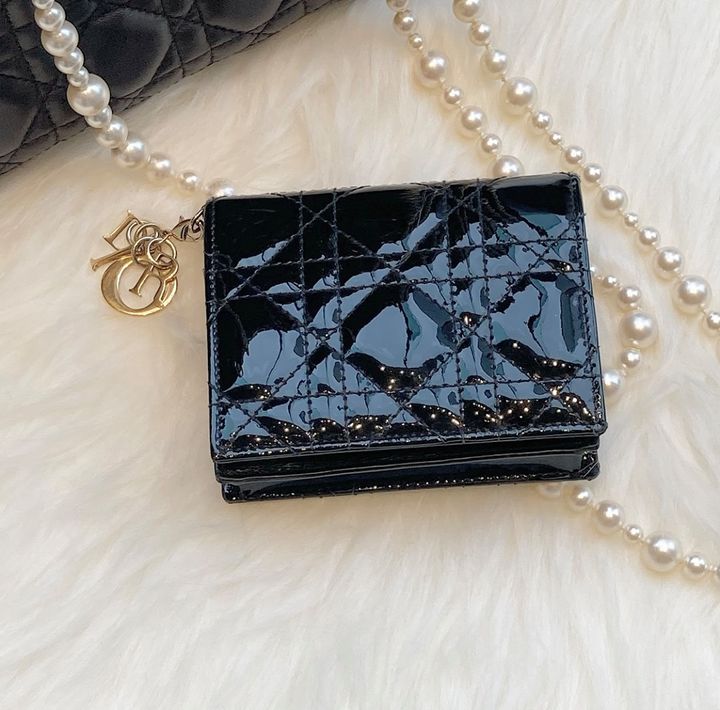 ディオールの二つ折り財布とバッグ