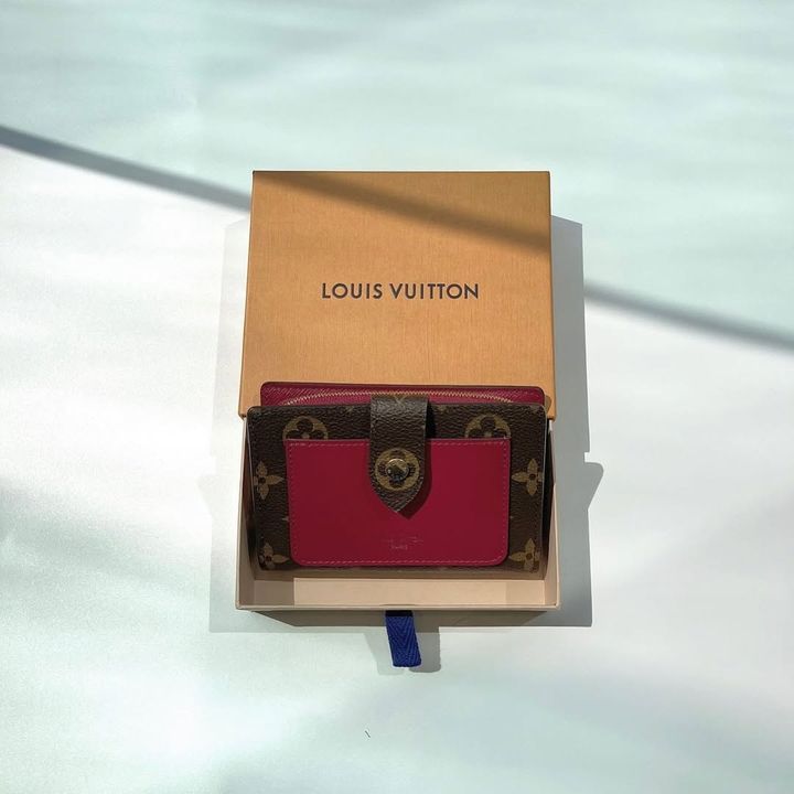 箱に入ったルイ・ヴィトンの二つ折り財布