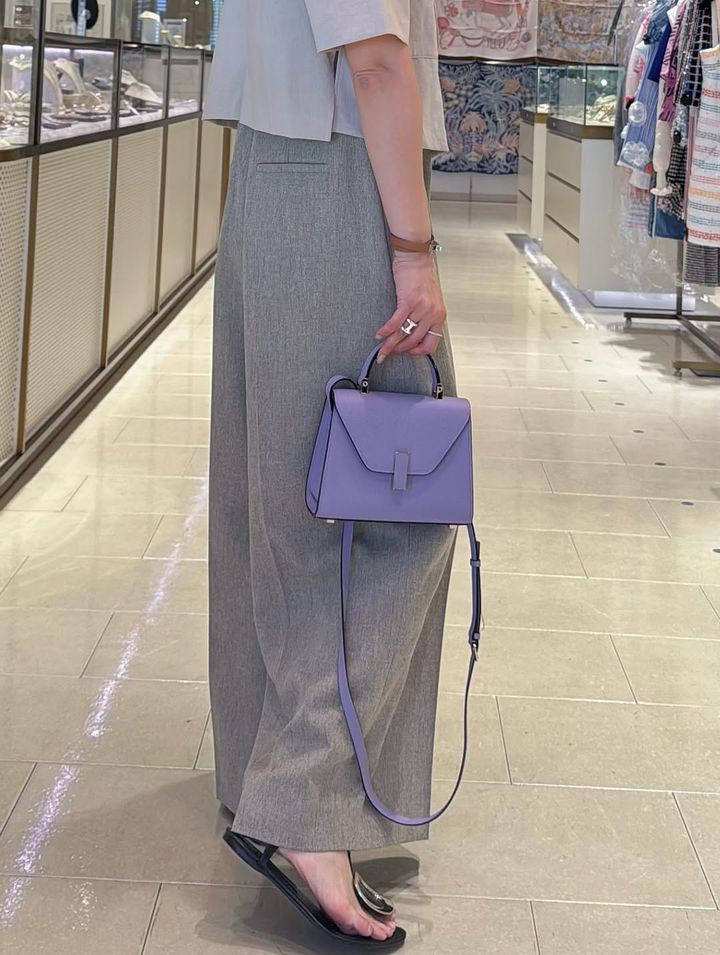 ハイブランドのバッグを持つ女性