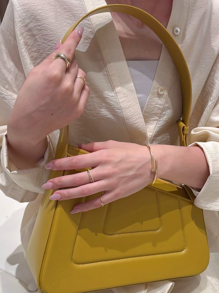 ハイブランドのバッグを持つ女性