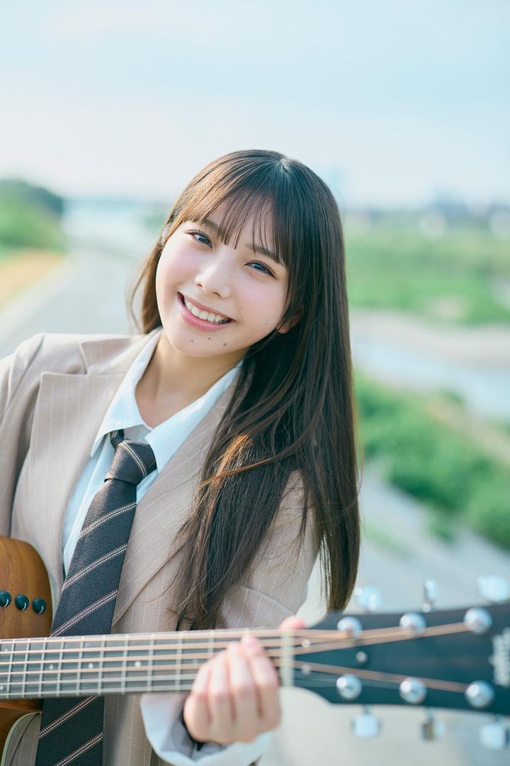 日向坂46・五期生グラビアに反響「制服にギター似合いすぎ