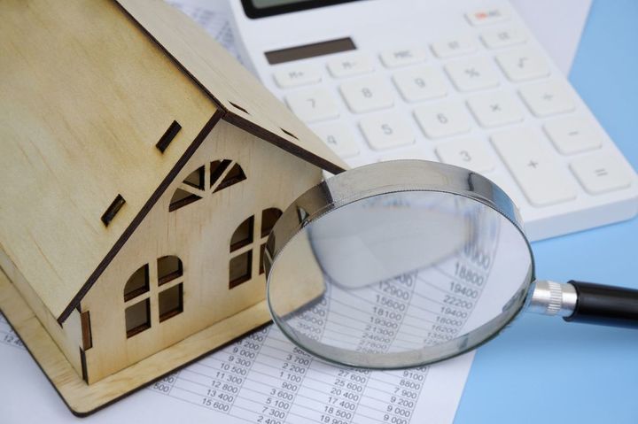 家と金融書類と虫眼鏡