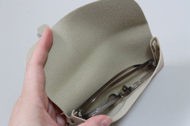 セリアの便利なメガネケース ソフトタイプ 革風 8×17cm