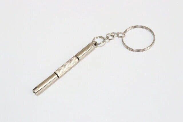 セリアのメガネ用ドライバー キーホルダー付のビジュアル
