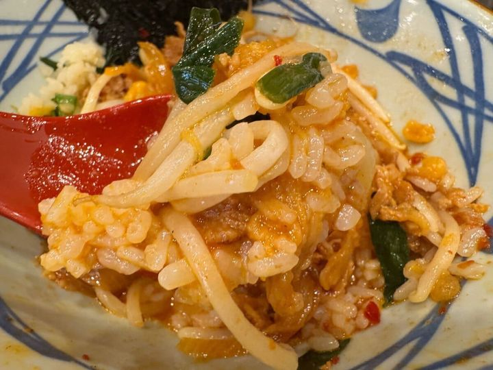 具材の旨味が溶け込んだパンチの効いただしに白飯を入れてかきこめば、最後のひと口まで背徳感を堪能できます