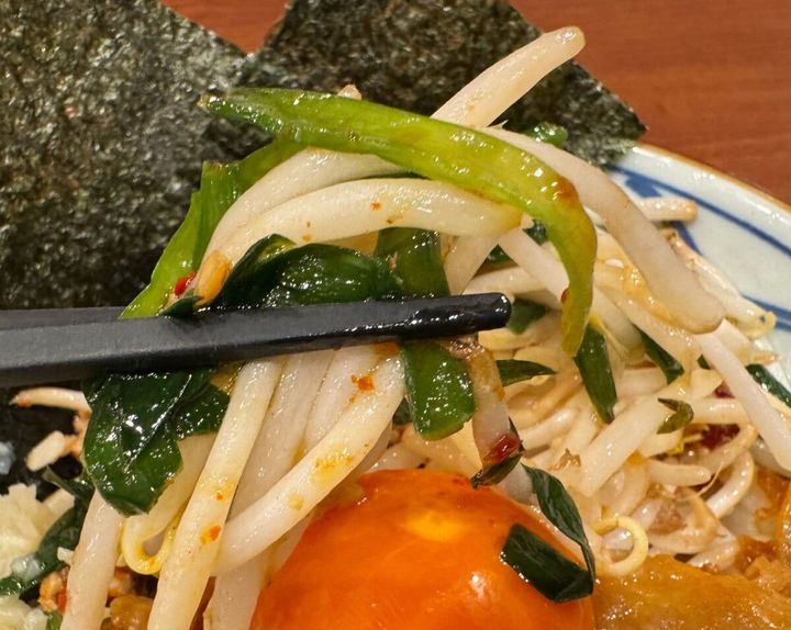 そしてサイドに彩りを添えるのは、ピリ辛な肉そぼろが入ったニラもやし