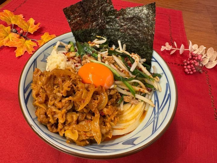 丸亀の秋新作うどんはガッツリスタミナ系！「旨辛肉盛りニラ玉」はまぜるほどヤミツキになる禁断の味だった