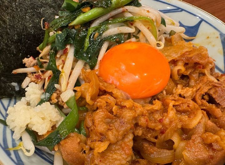 メイン具材となるのはコチュジャンや豆板醤、うどんだしが効いた、濃い目の味わいが最高な豚肉と玉ねぎの旨辛炒め