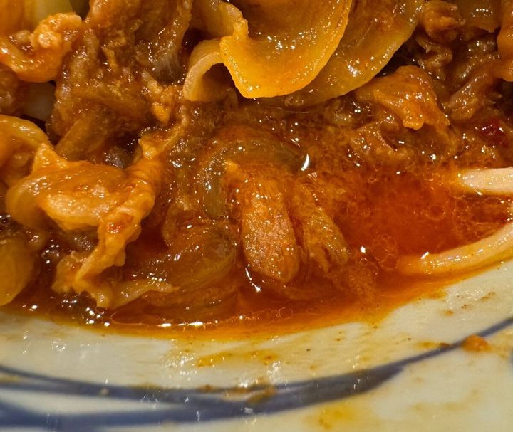 「旨辛 肉盛りニラ玉ぶっかけうどん」の味の決め手は、ニンニクが香る旨辛ぶっかけだし