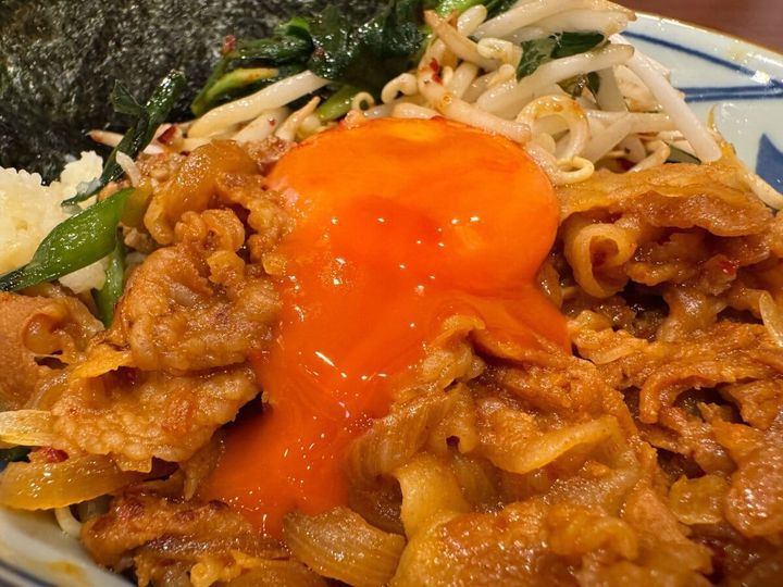 濃厚な卵黄や刻みニンニクを絡ませながら食べれば、贅沢と背徳感が交互に押し寄せる、まさに無敵の味わい