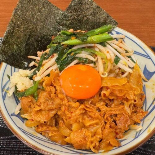 丸亀製麺、ニンニク香る最強スタミナうどん爆誕！背徳の旨さ「旨辛 肉盛りニラ玉ぶっかけ」実食レポ