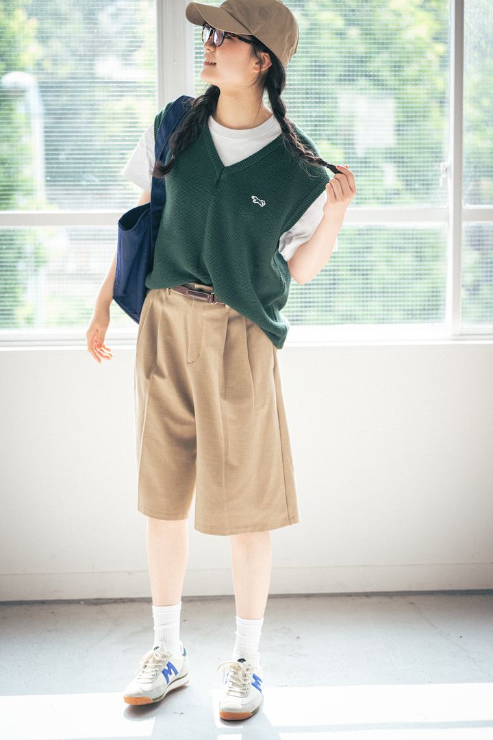 少し汗ばむ秋晴れには、白Tシャツ×ニットベストがちょうどいい！【FUDGE FRIEND おしゃれさんの毎日コーディネート vol.596｜ 栁沼芽以】